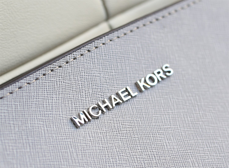 高档时尚包包 MK Michael Kors 蝙蝠包小号银色十字纹原版牛皮斜挎包