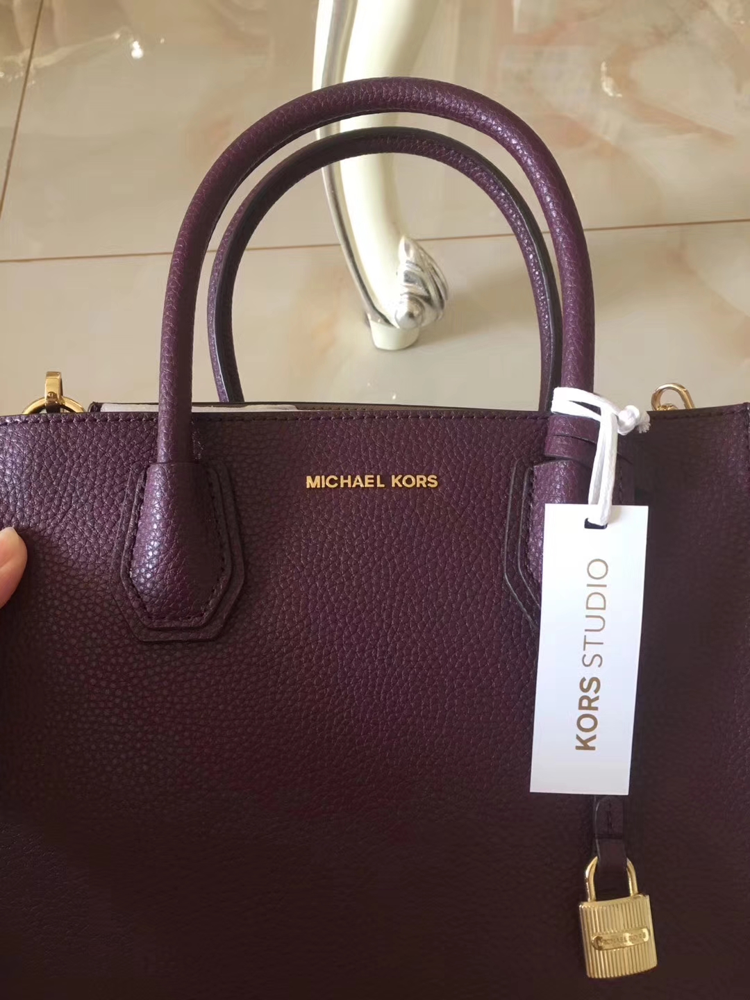 迈克科尔斯包包 MK新款女包原单紫红色荔枝纹牛皮Mercer锁头手提包