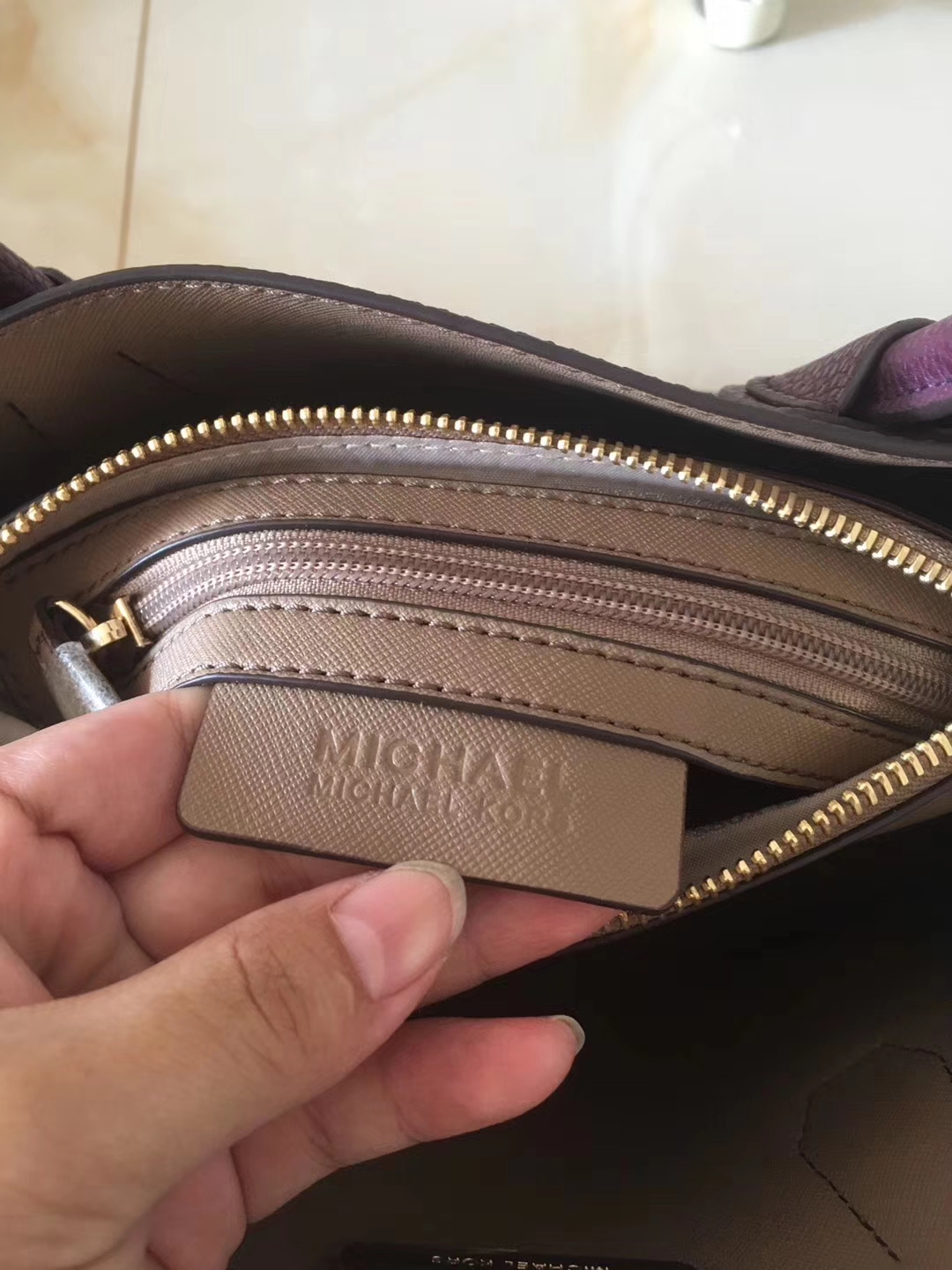 迈克科尔斯包包 MK新款女包原单紫红色荔枝纹牛皮Mercer锁头手提包