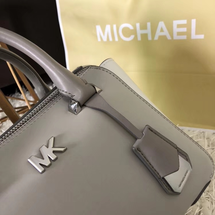 MK包包价格 迈克高仕灰拼白进口纳帕牛皮最新耳朵包手提单肩包小号21cm